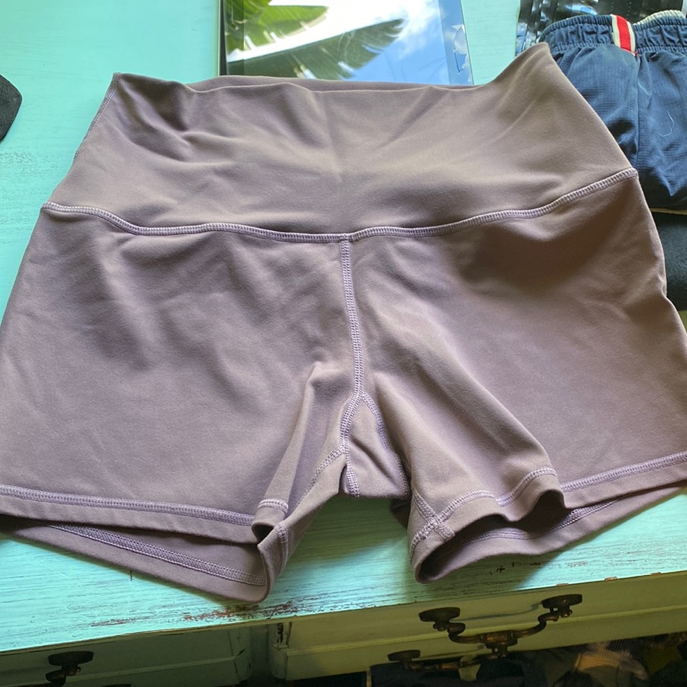 High waisted new heights booty shorts. Size medium. 3.5” born primitive